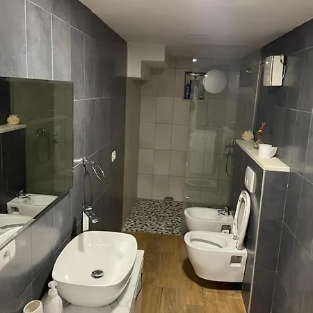 Golden Park Apartment *